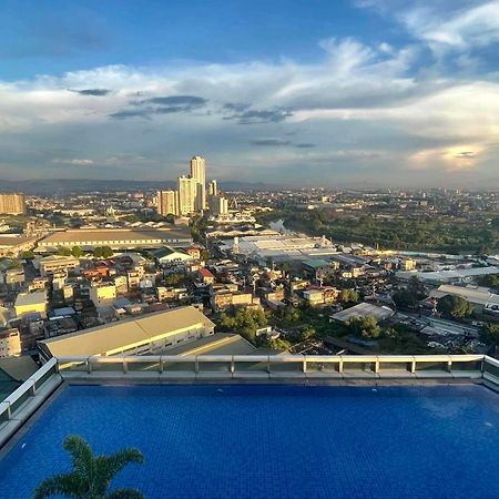 Classy 2Br Suite At Eastwood City With Pool And City Skyline View Manila Bagian luar foto