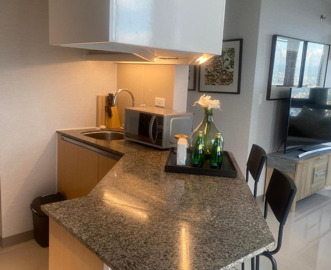 Classy 2Br Suite At Eastwood City With Pool And City Skyline View Manila Bagian luar foto