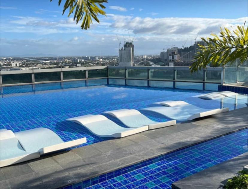 Classy 2Br Suite At Eastwood City With Pool And City Skyline View Manila Bagian luar foto